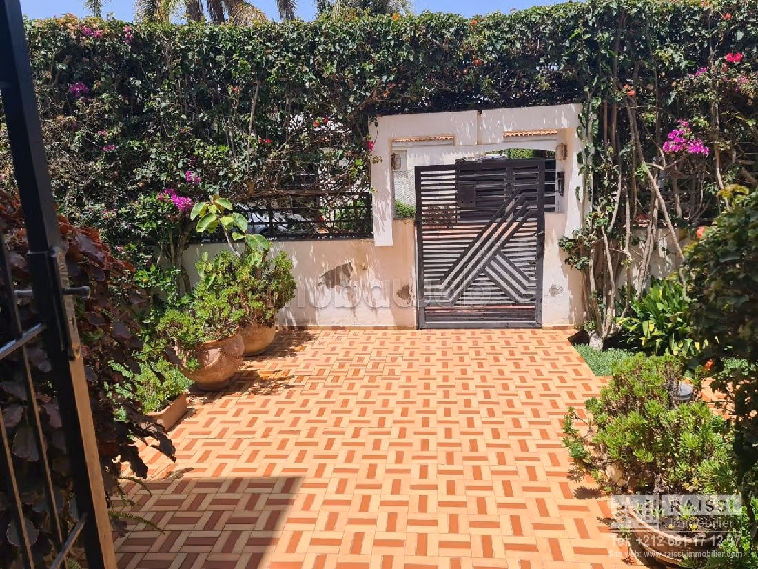 suntuosa casa en venta en Riyad. Área total 280 m². Piscina, aire condicionado. 