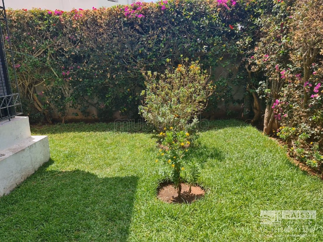 suntuosa casa en venta en Riyad. Área total 280 m². Piscina, aire condicionado. 