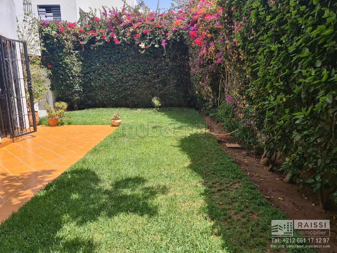 suntuosa casa en venta en Riyad. Área total 280 m². Piscina, aire condicionado. 