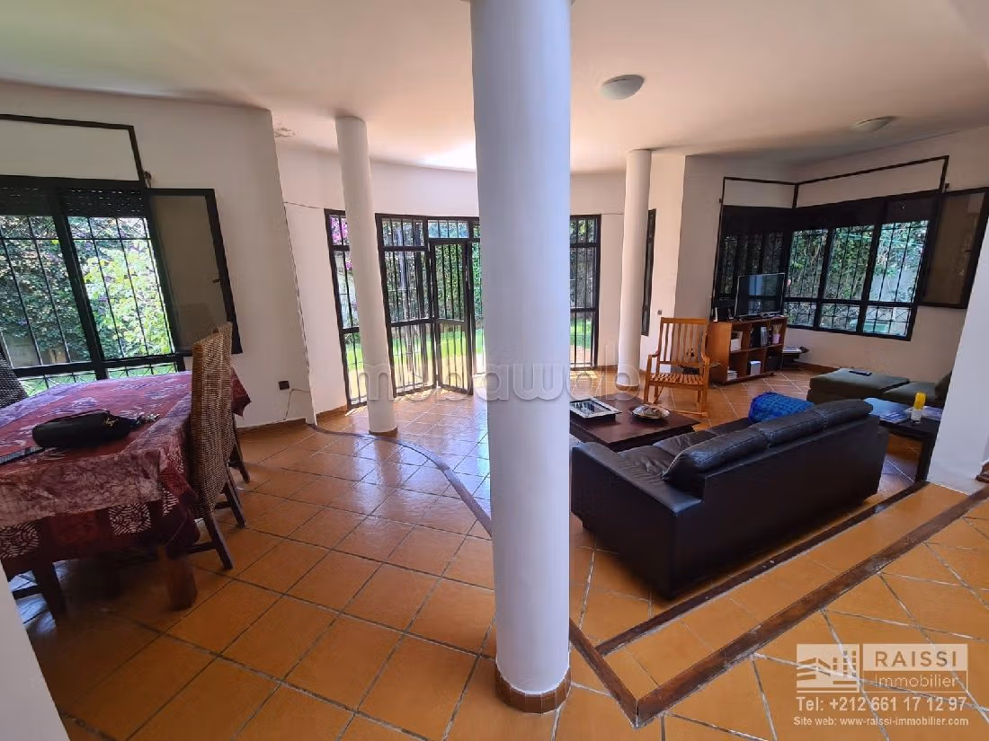 suntuosa casa en venta en Riyad. Área total 280 m². Piscina, aire condicionado. 