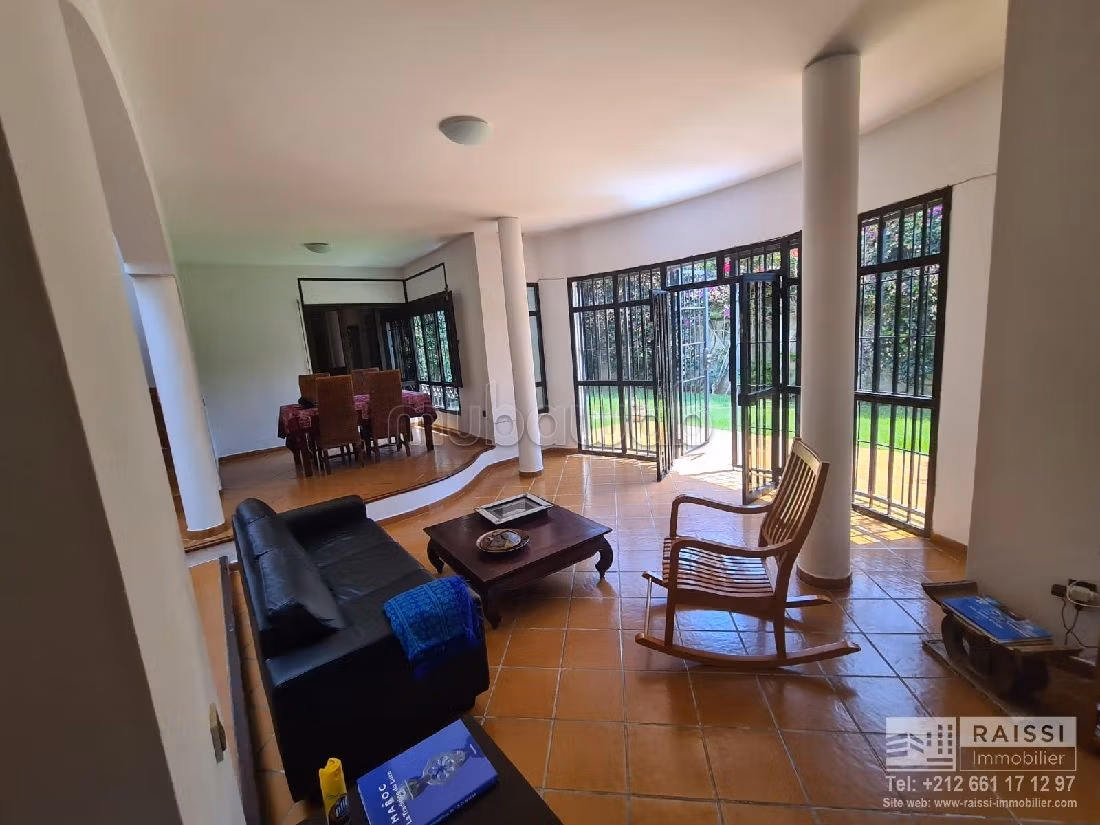 suntuosa casa en venta en Riyad. Área total 280 m². Piscina, aire condicionado. 