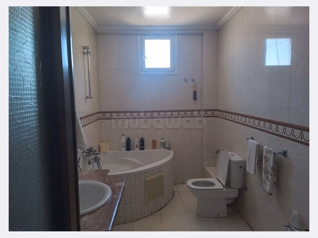 Appartamento in vendita a Bourgogne Ouest. Superficie 150 m². Garage e ascensore. 