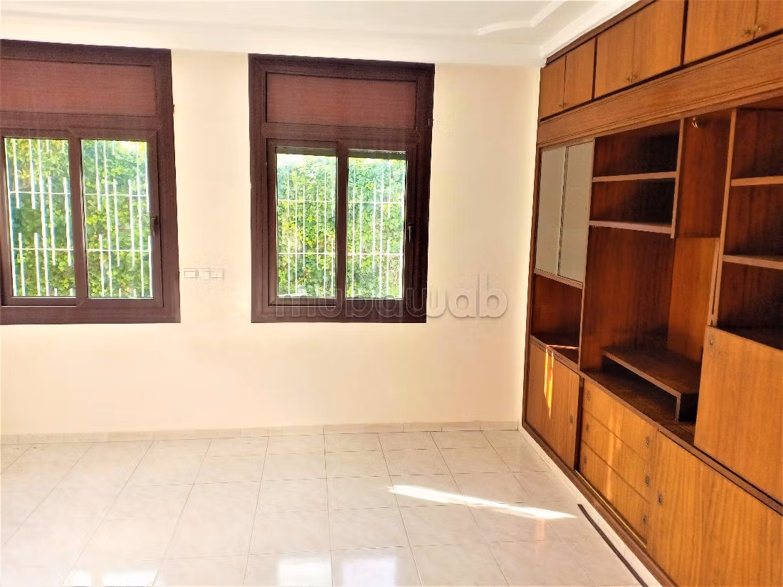 فيلا ممتازة للبيع ب حي الطيران - مابيلا. 8 قطع رائعة. صحن فضائي وباب متين وممتاز. 