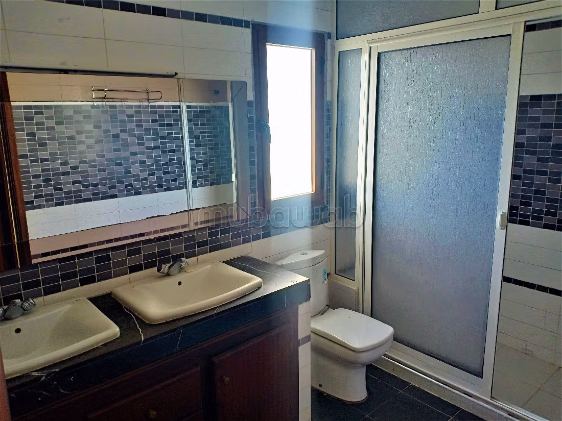 فيلا ممتازة للبيع ب حي الطيران - مابيلا. 8 قطع رائعة. صحن فضائي وباب متين وممتاز. 