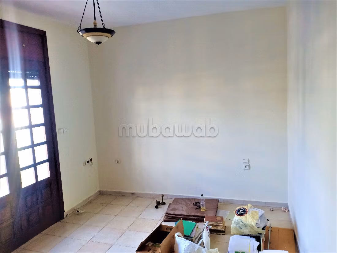 فيلا ممتازة للبيع ب حي الطيران - مابيلا. 8 قطع رائعة. صحن فضائي وباب متين وممتاز. 