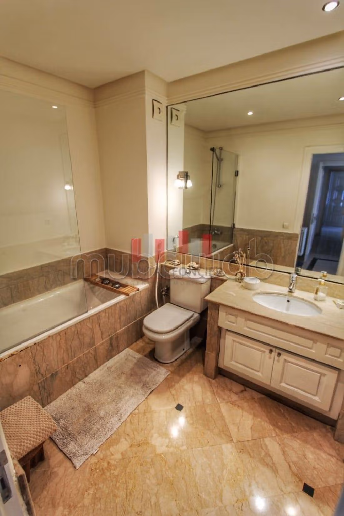 Piso en alquiler en Ain Diab. 3 dormitorios. Con muebles