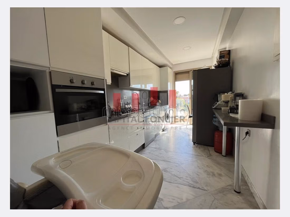 Vendita di un bell'appartamento a Ain Diab. Superficie 132 m². Garage privato. 