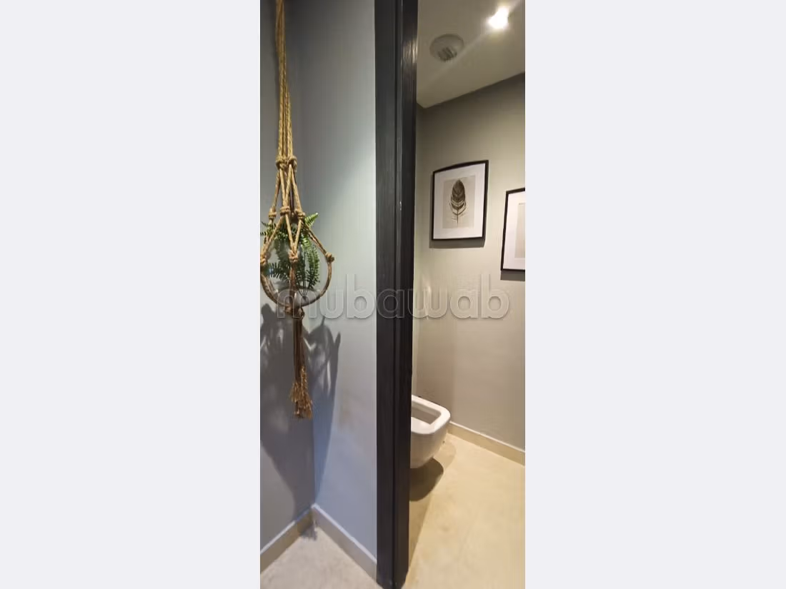 شقة للإيجار بعين الذياب. 3 غرف ممتازة. مفروشة. 