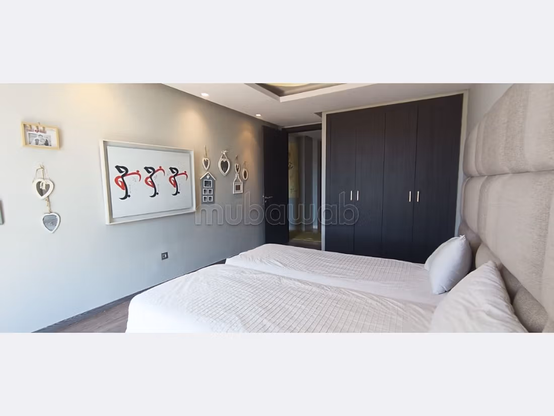 شقة للإيجار بعين الذياب. 3 غرف ممتازة. مفروشة. 