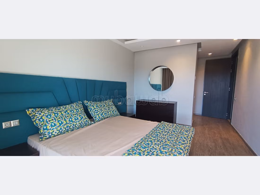 شقة للإيجار بعين الذياب. 3 غرف ممتازة. مفروشة. 