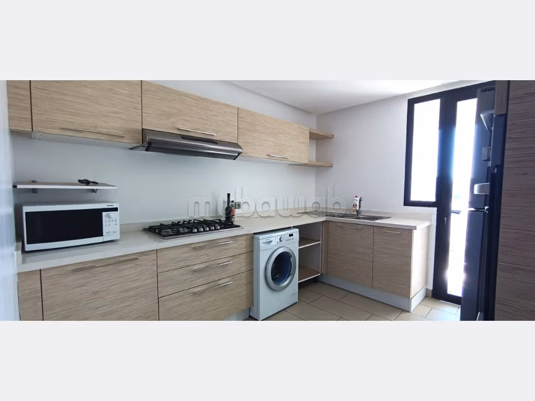 شقة للإيجار بعين الذياب. 3 غرف ممتازة. مفروشة. 