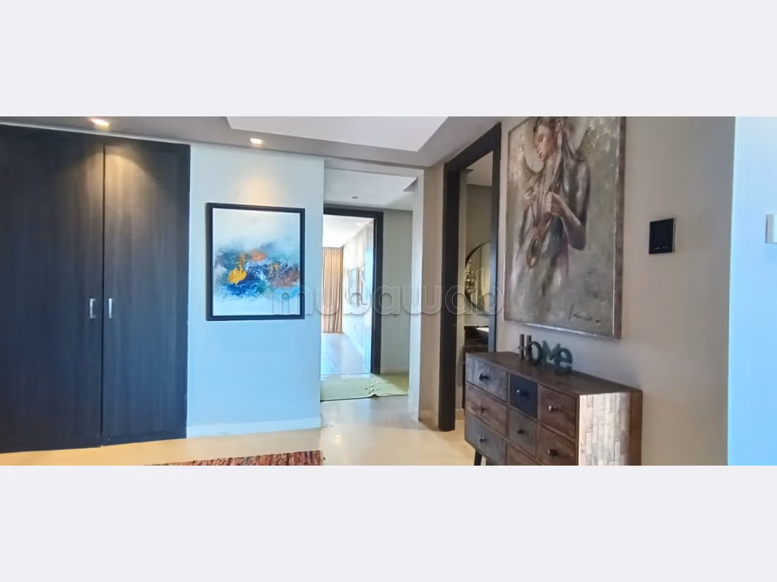 شقة للإيجار بعين الذياب. 3 غرف ممتازة. مفروشة. 