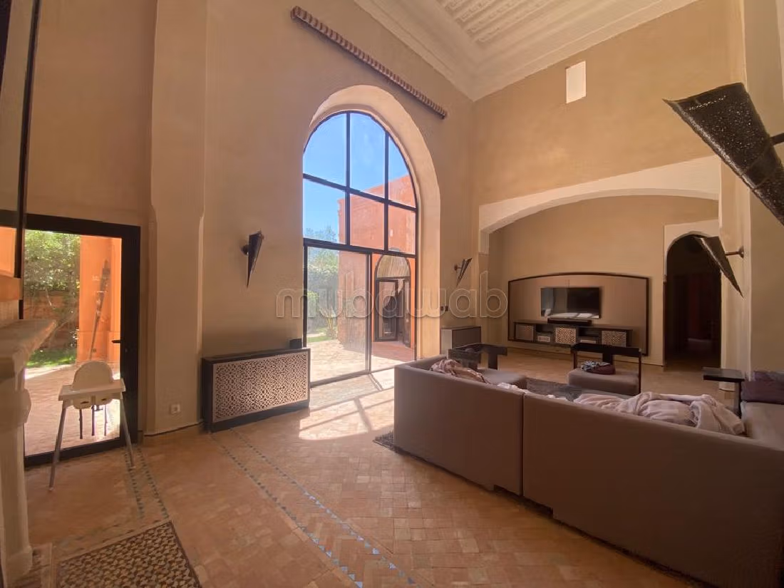 فيلا فاخرة للبيع بأملكيس. 7 قطع مريحة. شرفة وحديقة