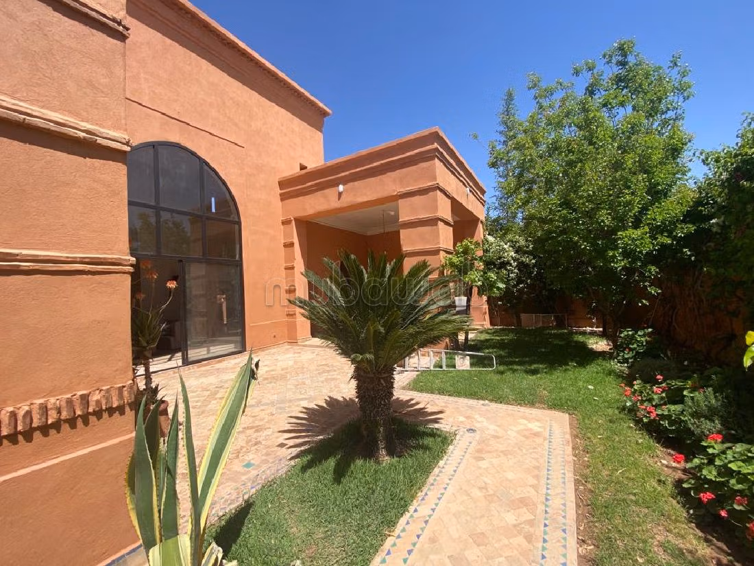 فيلا فاخرة للبيع بأملكيس. 7 قطع مريحة. شرفة وحديقة