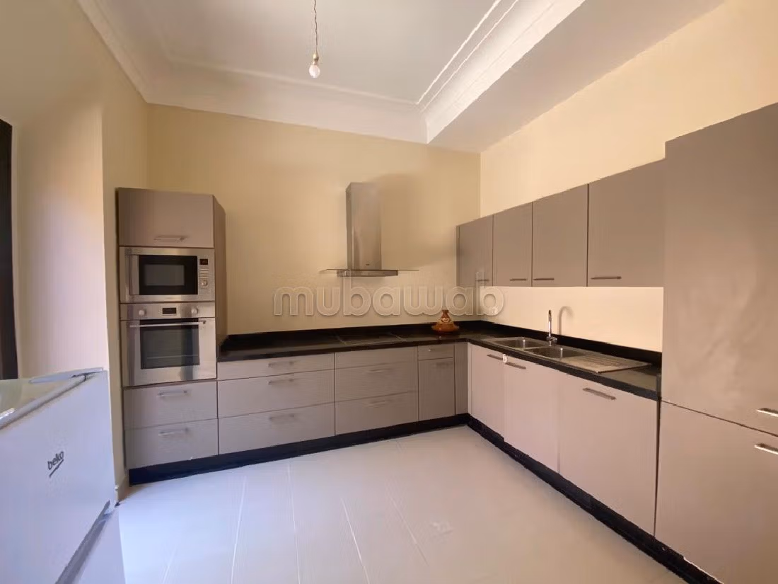 فيلا فاخرة للبيع بأملكيس. 7 قطع مريحة. شرفة وحديقة