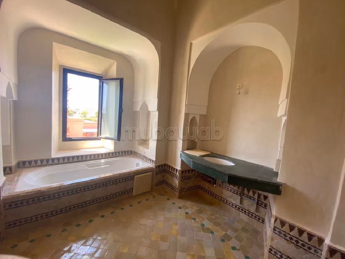 فيلا فاخرة للبيع بأملكيس. 7 قطع مريحة. شرفة وحديقة