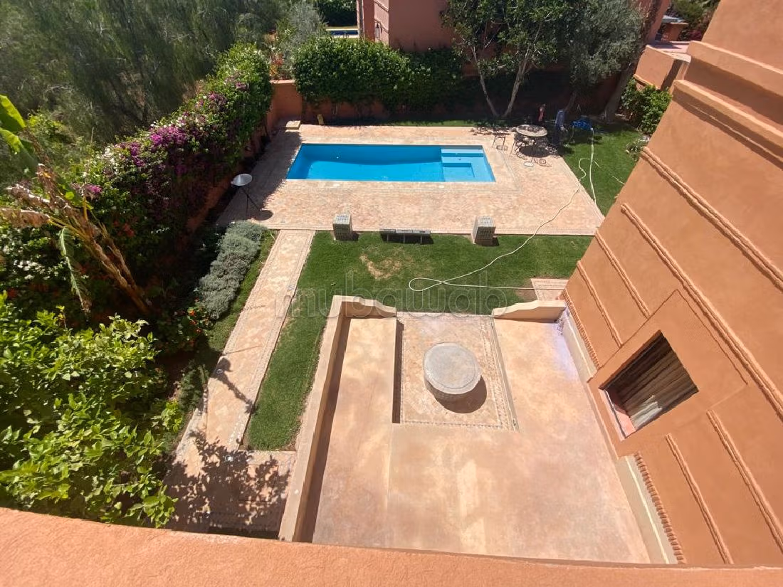 فيلا فاخرة للبيع بأملكيس. 7 قطع مريحة. شرفة وحديقة