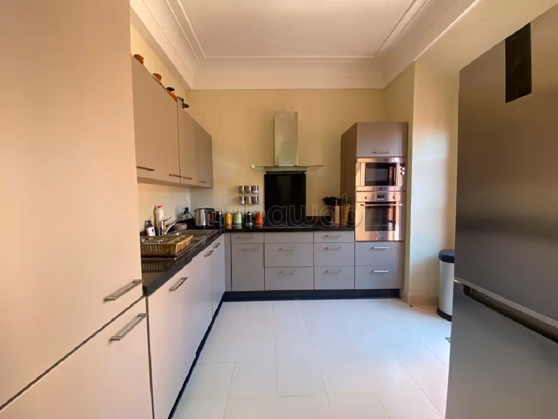 فيلا فاخرة للبيع بأملكيس. المساحة 400 م². حديقة وشرفة.