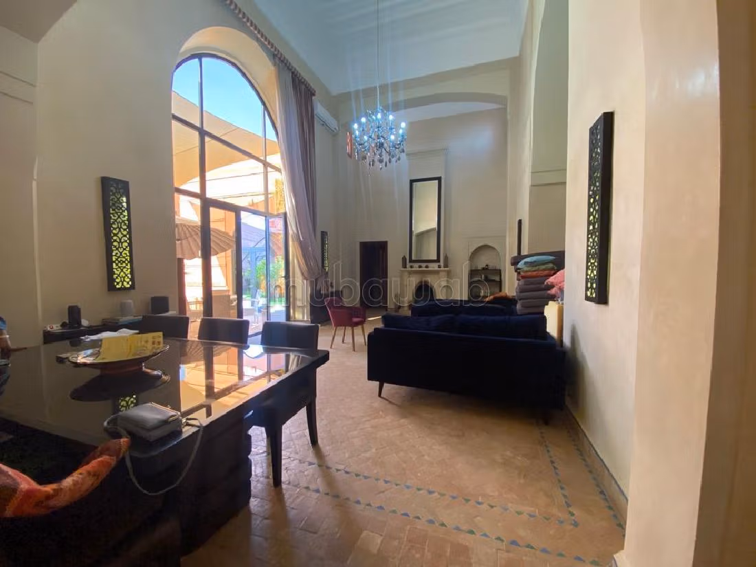 فيلا فاخرة للبيع بأملكيس. المساحة 400 م². حديقة وشرفة.