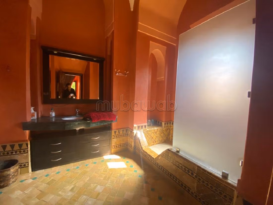 فيلا فاخرة للبيع بأملكيس. المساحة 400 م². حديقة وشرفة.