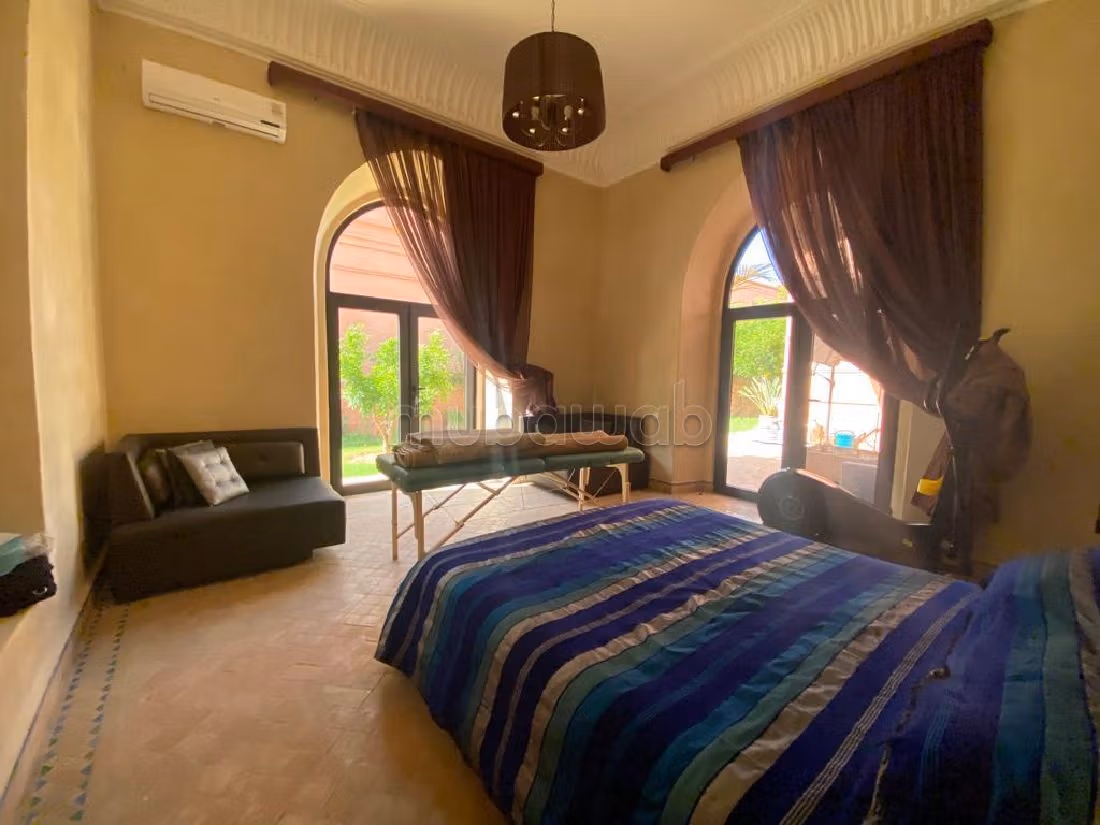 فيلا فاخرة للبيع بأملكيس. المساحة 400 م². حديقة وشرفة.