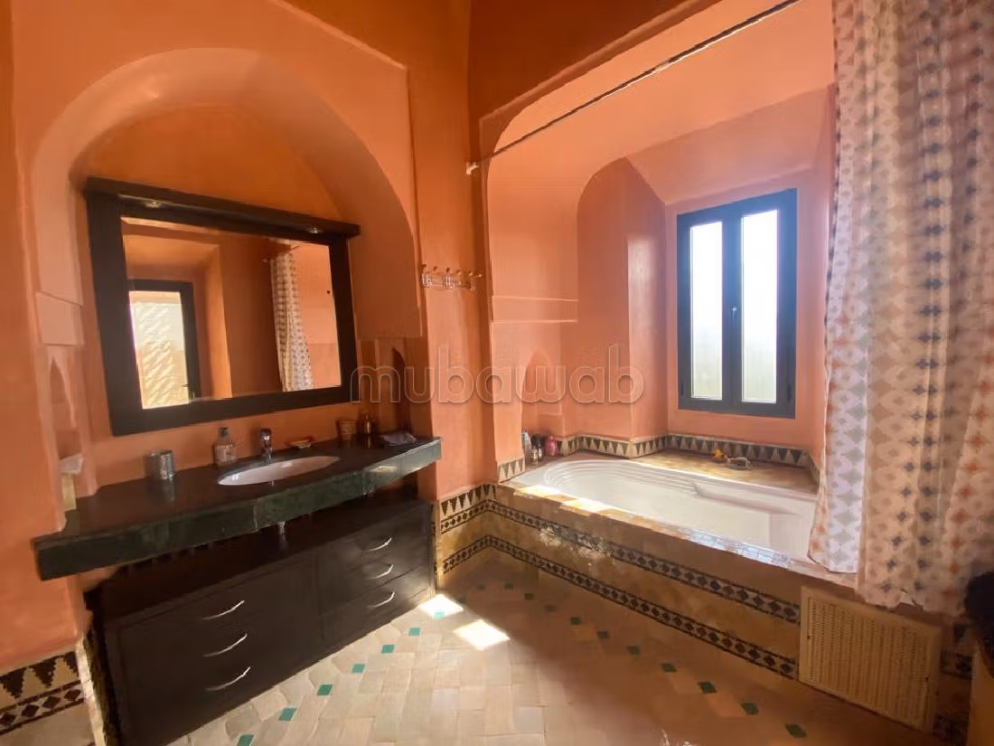 فيلا فاخرة للبيع بأملكيس. المساحة 400 م². حديقة وشرفة.