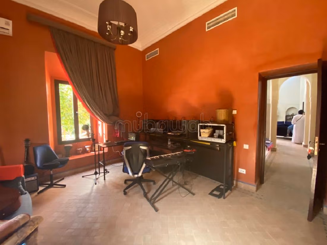 فيلا فاخرة للبيع بأملكيس. المساحة 400 م². حديقة وشرفة.