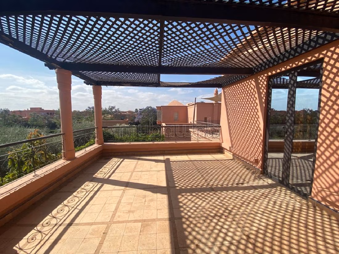 فيلا فاخرة للبيع بأملكيس. المساحة 400 م². حديقة وشرفة.