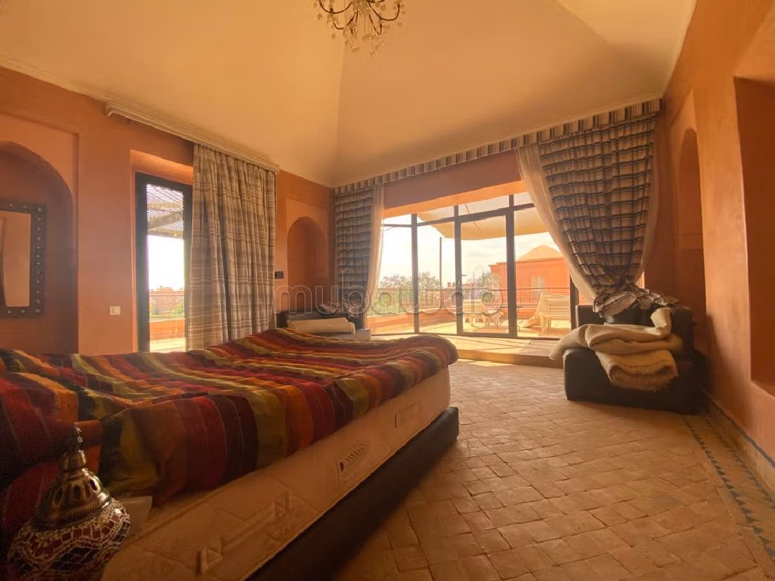 فيلا فاخرة للبيع بأملكيس. المساحة 400 م². حديقة وشرفة.