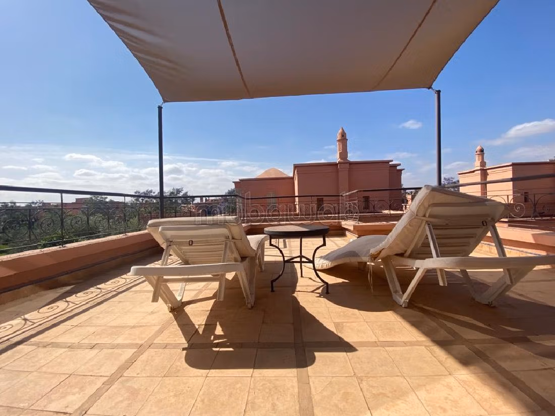 فيلا فاخرة للبيع بأملكيس. المساحة 400 م². حديقة وشرفة.