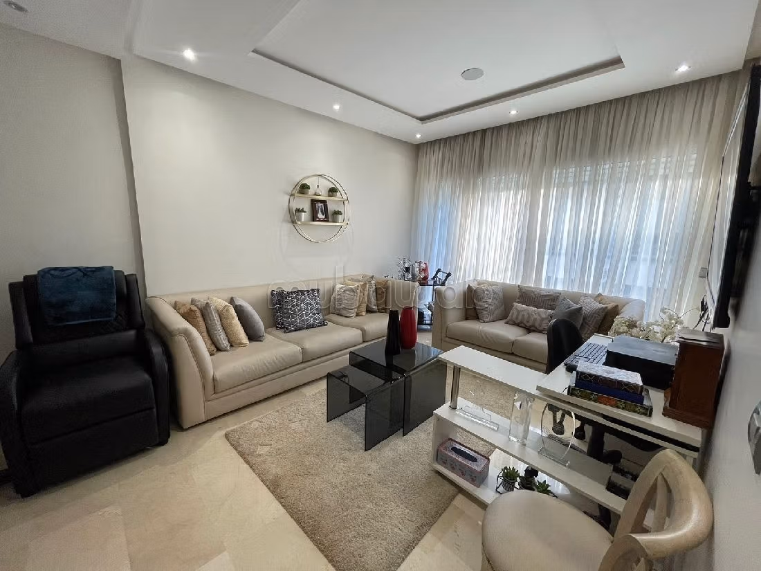 House to buy in Sidi Maarouf. Surface area 270 m². Ample storage space. 