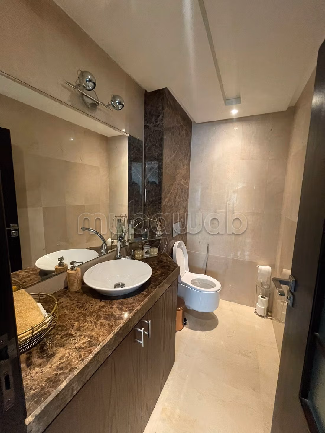 House to buy in Sidi Maarouf. Surface area 270 m². Ample storage space. 