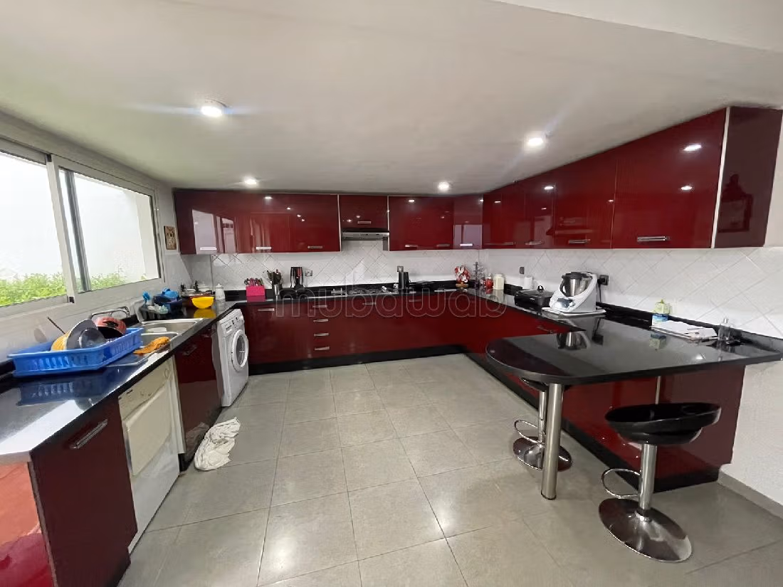 House to buy in Sidi Maarouf. Surface area 270 m². Ample storage space. 