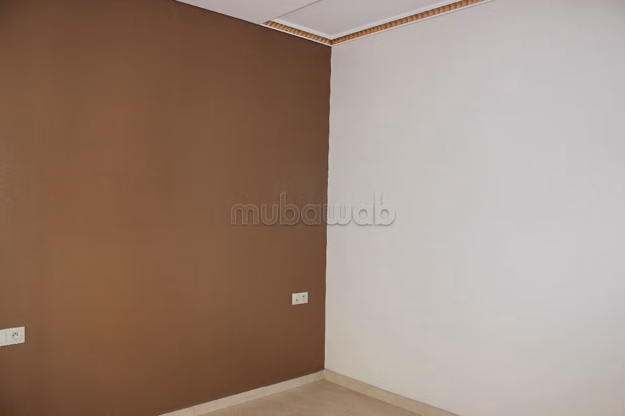 شقة رائعة للبيع بوسط المدينة. 3 غرف ممتازة. باب متين،إقامة مؤمنة. 