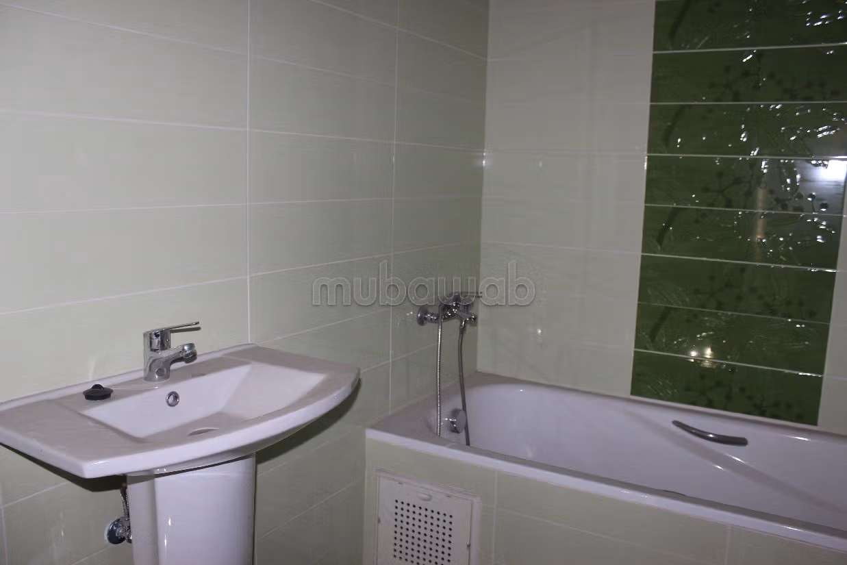 شقة رائعة للبيع بوسط المدينة. 3 غرف ممتازة. باب متين،إقامة مؤمنة. 