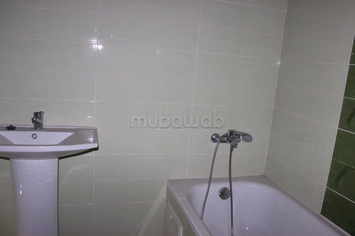 شقة رائعة للبيع بوسط المدينة. 3 غرف ممتازة. باب متين،إقامة مؤمنة. 