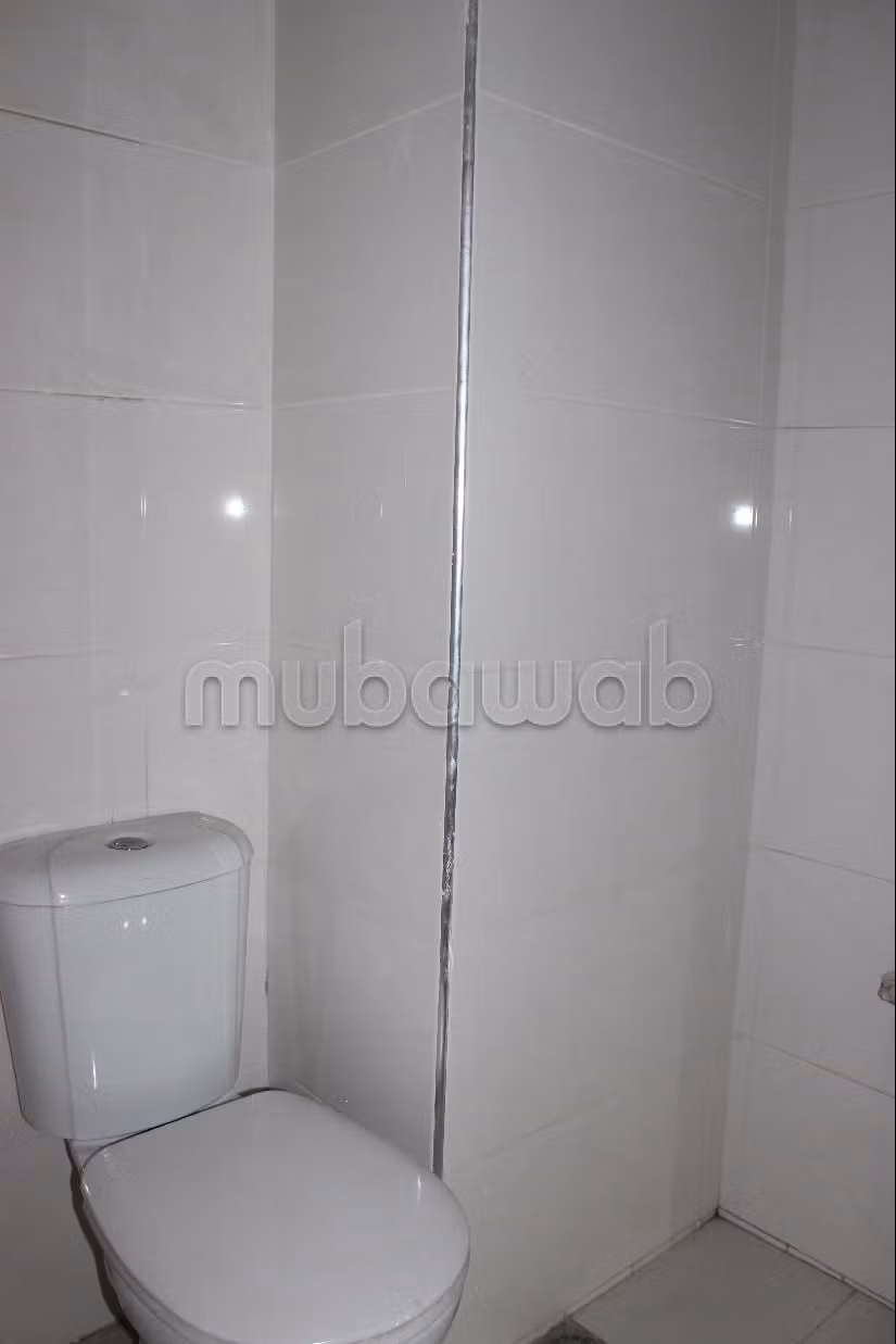 شقة رائعة للبيع بوسط المدينة. 3 غرف ممتازة. باب متين،إقامة مؤمنة. 