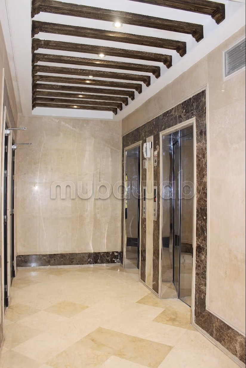 شقة رائعة للبيع بوسط المدينة. 3 غرف ممتازة. باب متين،إقامة مؤمنة. 