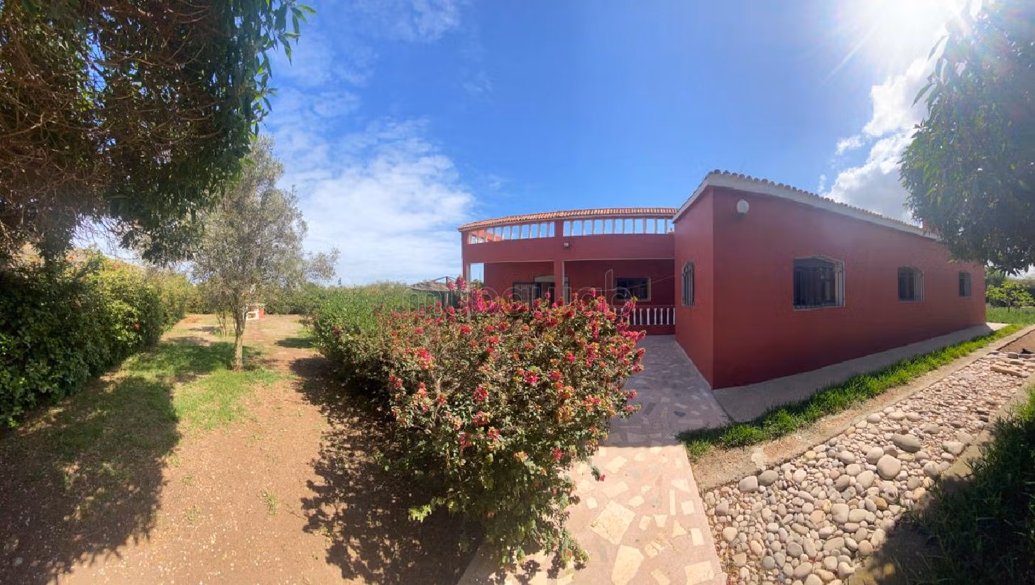 House to buy. 6 large rooms. Green area, Balcony. 