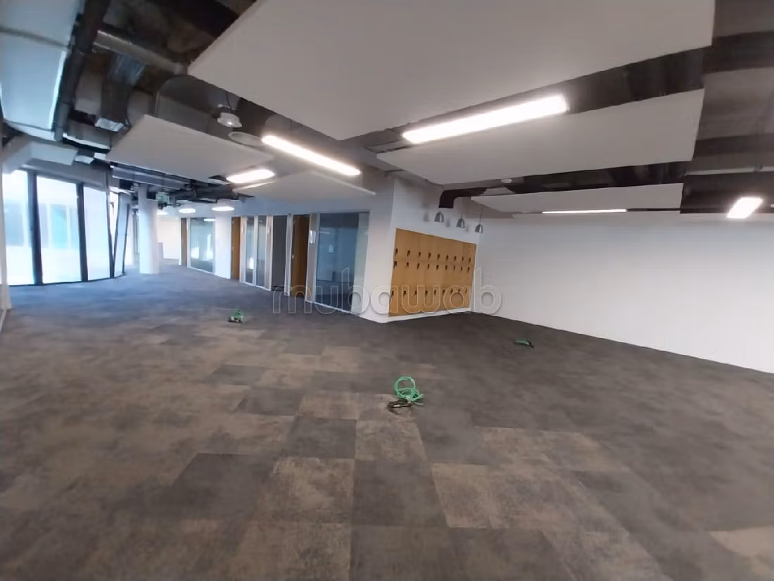 عقارت تجارية للكراء بعين الذياب. المساحة الإجمالية 900 م². مصعد وشرفة. 