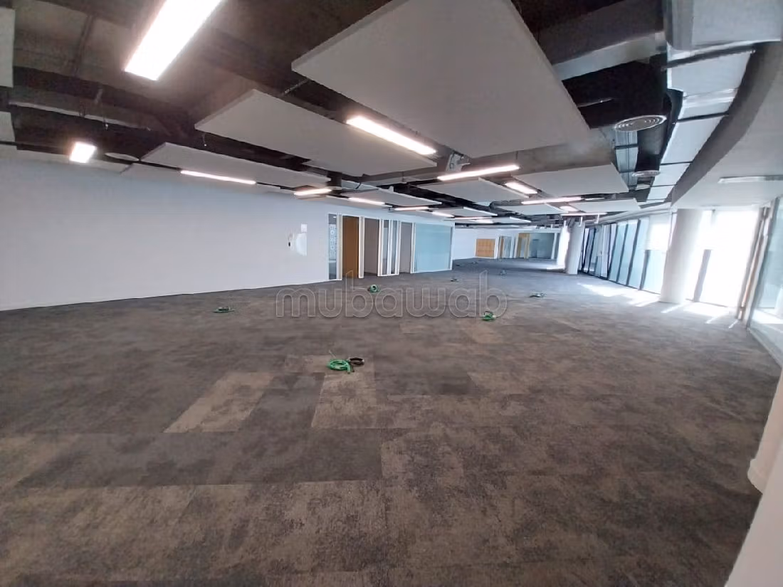 عقارت تجارية للكراء بعين الذياب. المساحة الإجمالية 900 م². مصعد وشرفة. 