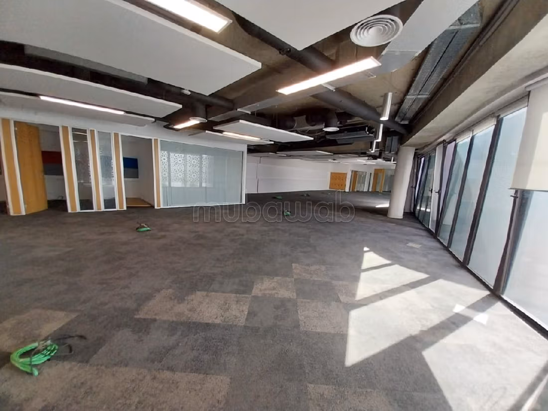 عقارت تجارية للكراء بعين الذياب. المساحة الإجمالية 900 م². مصعد وشرفة. 