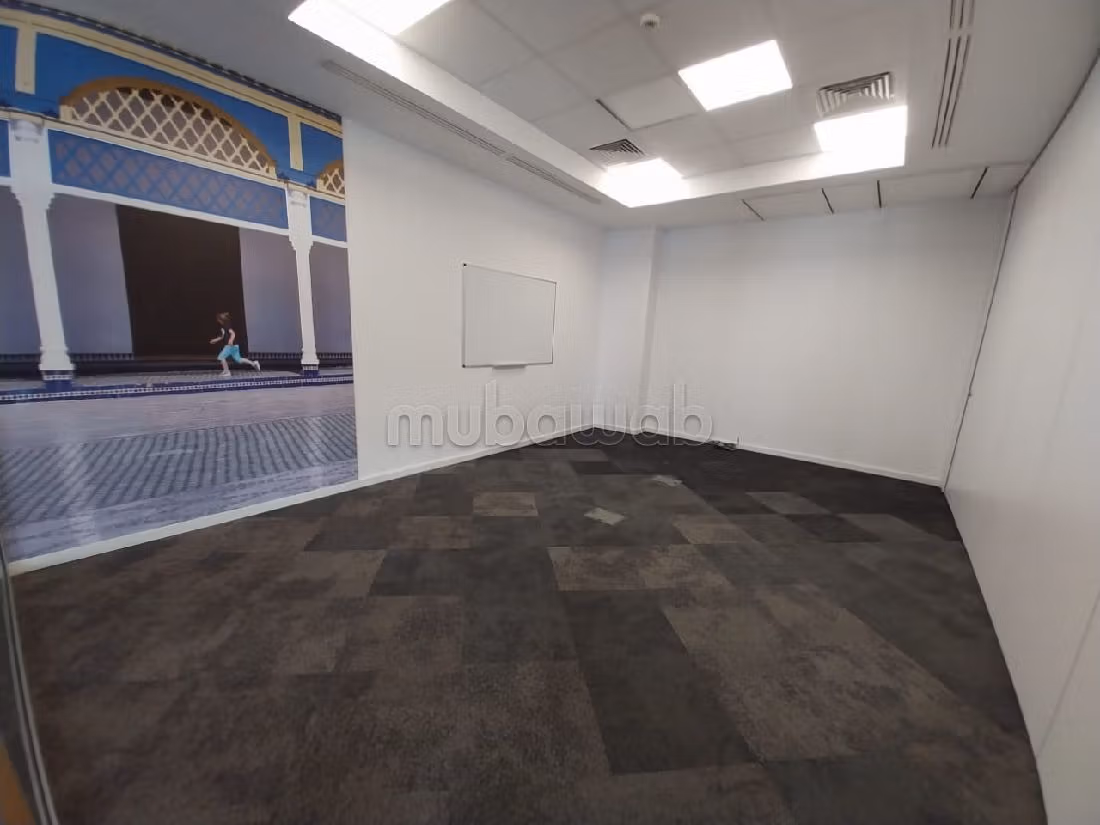 عقارت تجارية للكراء بعين الذياب. المساحة الإجمالية 900 م². مصعد وشرفة. 