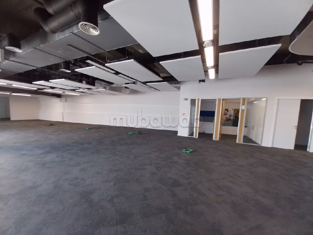 عقارت تجارية للكراء بعين الذياب. المساحة الإجمالية 900 م². مصعد وشرفة. 