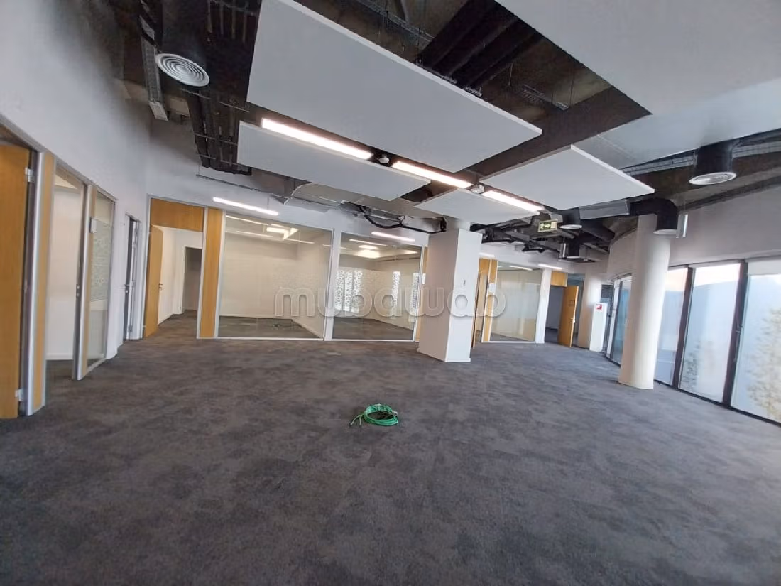 عقارت تجارية للكراء بعين الذياب. المساحة الإجمالية 900 م². مصعد وشرفة. 