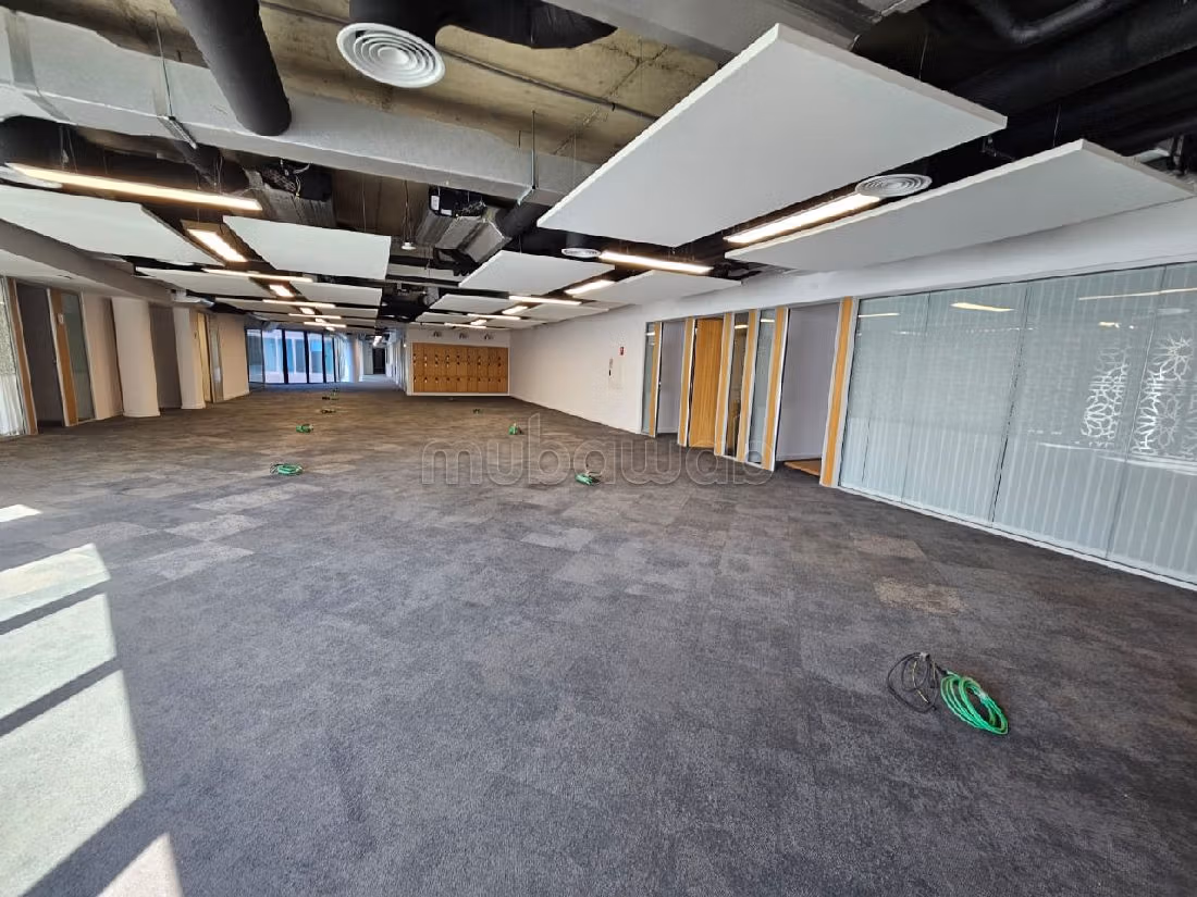 عقارت تجارية للكراء بعين الذياب. المساحة الإجمالية 900 م². مصعد وشرفة. 