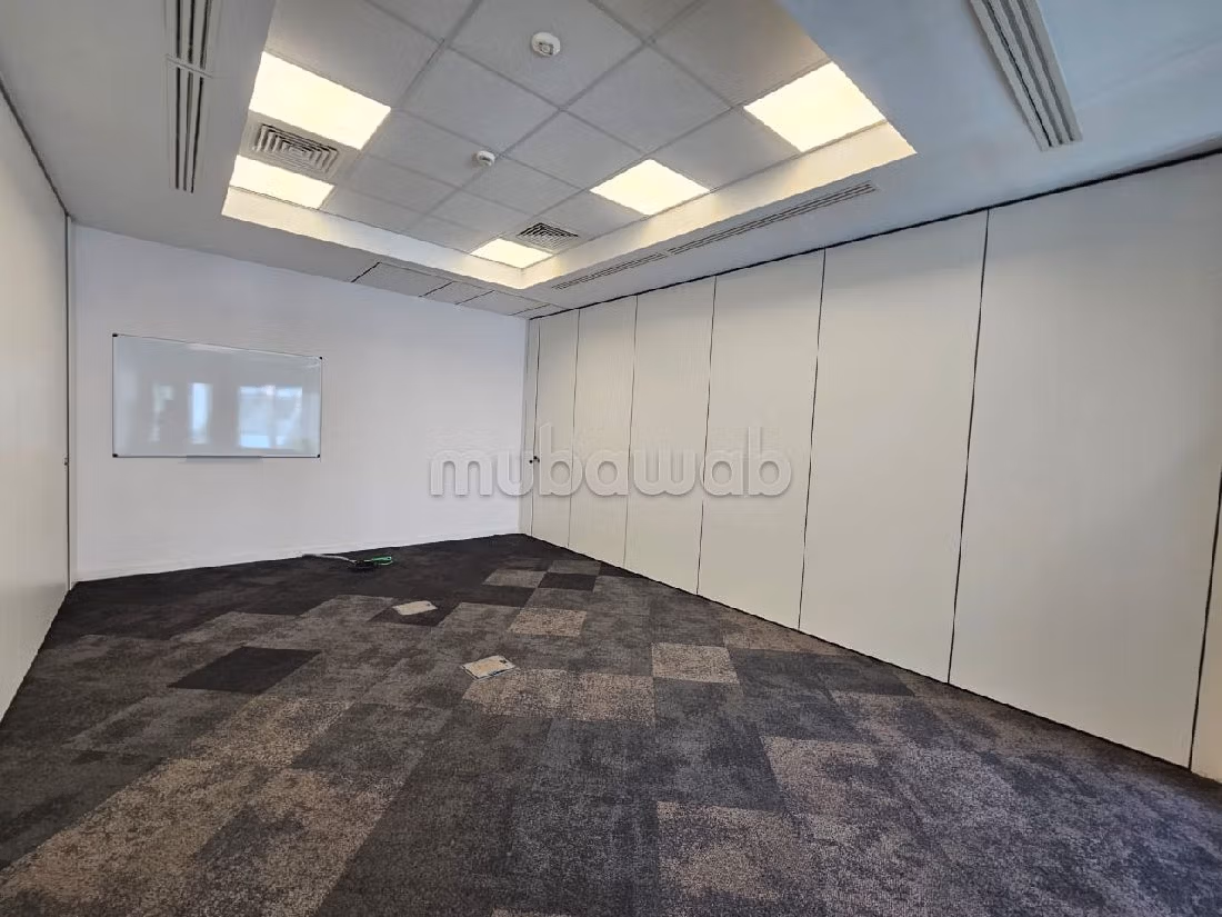 عقارت تجارية للكراء بعين الذياب. المساحة الإجمالية 900 م². مصعد وشرفة. 