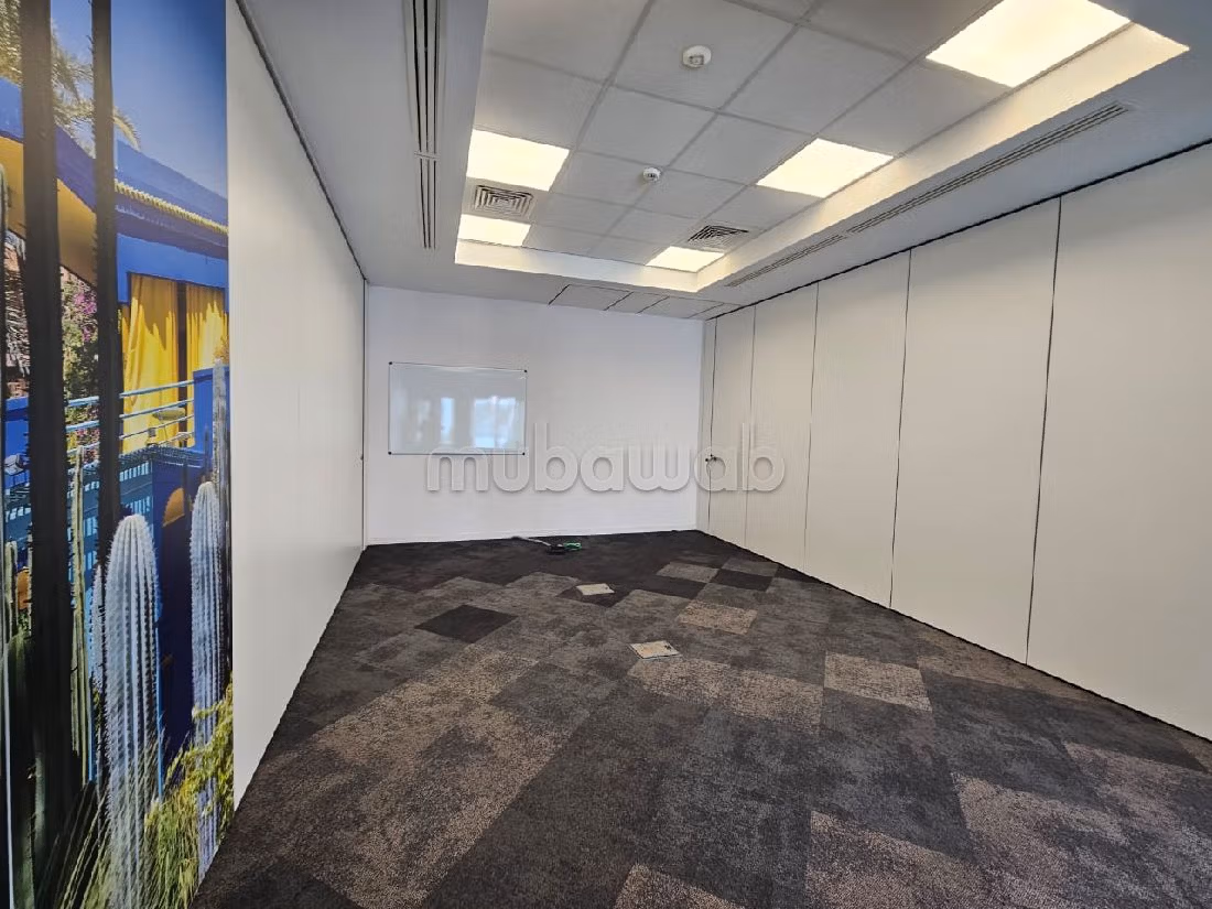 عقارت تجارية للكراء بعين الذياب. المساحة الإجمالية 900 م². مصعد وشرفة. 