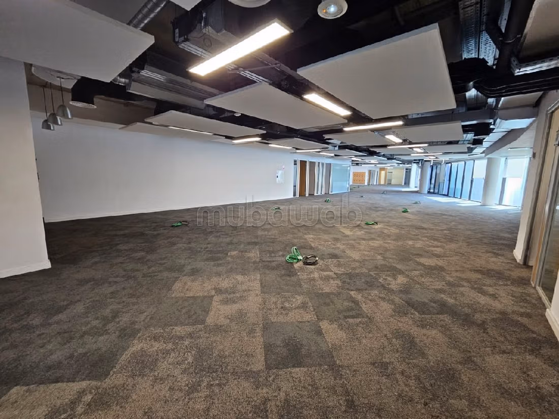 عقارت تجارية للكراء بعين الذياب. المساحة الإجمالية 900 م². مصعد وشرفة. 