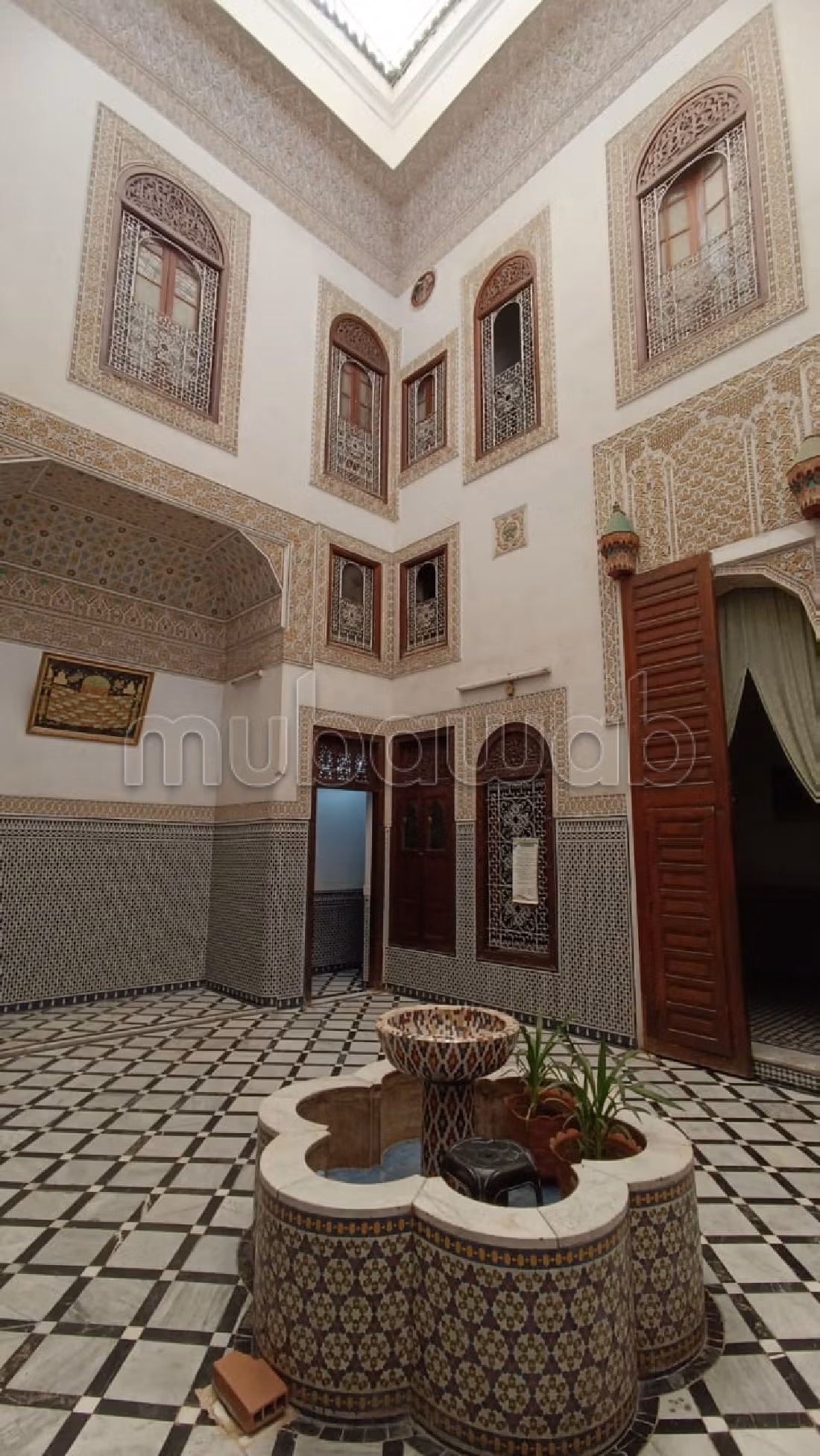 اشتري رياض رائع ب المخفية. 6 غرف. صالون بديكورات مغربية. 